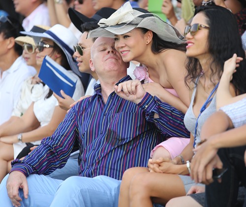 #039;Bà bầu#039; Thu Minh điệu đà bên cạnh chồng Tây - 10