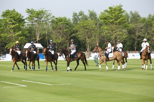 #039;Bà bầu#039; Thu Minh điệu đà bên cạnh chồng Tây - 12