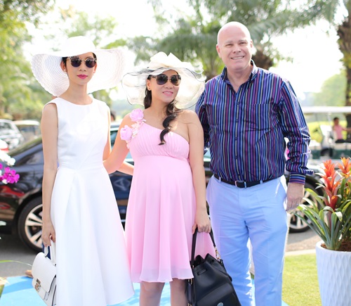 #039;Bà bầu#039; Thu Minh điệu đà bên cạnh chồng Tây - 4