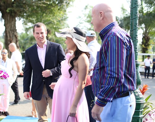 #039;Bà bầu#039; Thu Minh điệu đà bên cạnh chồng Tây - 6