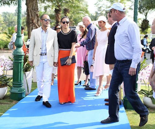 #039;Bà bầu#039; Thu Minh điệu đà bên cạnh chồng Tây - 7