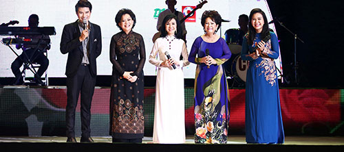 MC Vũ Mạnh Cường “vừa đi vừa khóc” trên sân khấu - 9