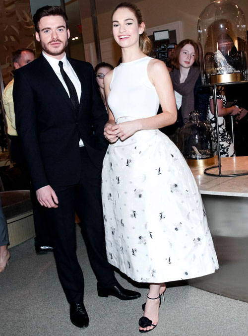Thời trang cổ tích của quot;nàng Lọ lemquot; Lily James - 4