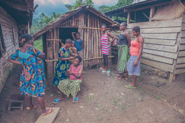 Bộ ảnh 'Girls: Women Too Early' (Tạm dịch: Những cô gái làm mẹ quá sớm) được thực hiện bởi nhiếp ảnh gia Paolo Patruno vào cuối tháng Mười một năm ngoái. Bộ ảnh là một phần của dự án ảnh phi lợi nhuận lớn hơn có tên 'Birth is a Dream', nhằm mục đích nâng cao nhận thức của nhân loại về sức khỏe của bà mẹ và trẻ em ở châu Phi.
