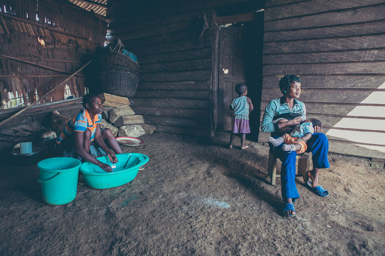 'Đối với nhiều bà mẹ tuổi teen ở Cameroon, cuộc sống sau sinh cũng vô cùng khó khăn. Vì không được đi học, không có kiến thức, hàng ngàn bà mẹ này sống dựa vào việc canh tác cacao trong rừng cao nguyên nhiệt đới.', nhiếp ảnh gia Patruno nói.



