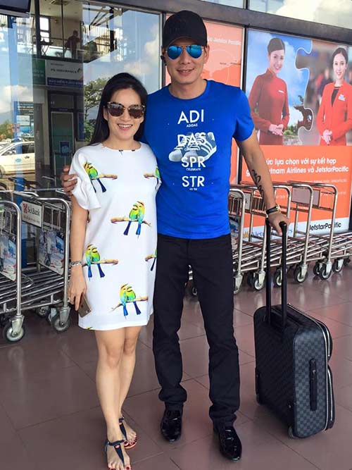 Vợ chồng Bình Minh - Anh Thơ tình cảm ở sân bay - 2