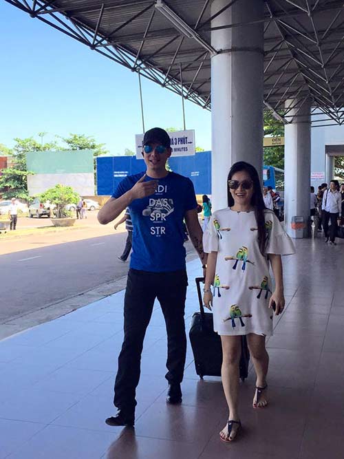 Vợ chồng Bình Minh - Anh Thơ tình cảm ở sân bay - 3