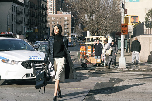 Hoàng Thùy tiếp tục khoe ảnh trên đường phố New York - 1