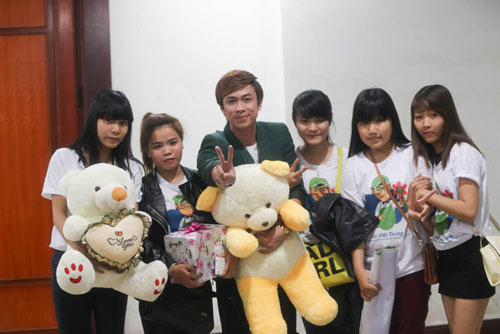 Hồ Việt Trung kiệt sức vì mải chạy show - 3