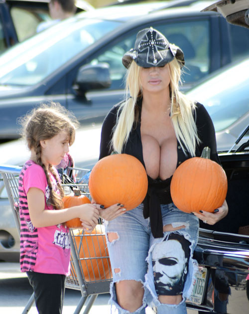 Bà mẹ 6 con phẫu thuật ngực 13 lần để đạt cỡ siêu tưởng - 7