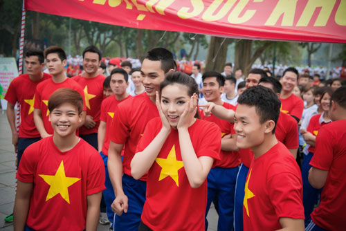 Kỳ Duyên xinh đẹp rạng ngời trong ngày chạy vì sức khỏe - 7