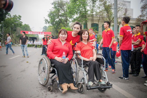Kỳ Duyên xinh đẹp rạng ngời trong ngày chạy vì sức khỏe - 14