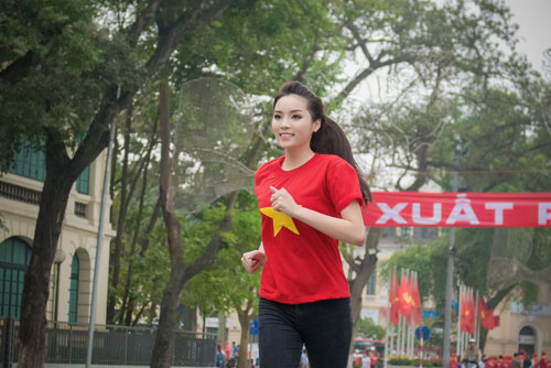 Kỳ Duyên xinh đẹp rạng ngời trong ngày chạy vì sức khỏe - 4