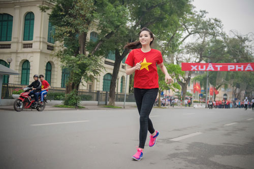 Kỳ Duyên xinh đẹp rạng ngời trong ngày chạy vì sức khỏe - 5