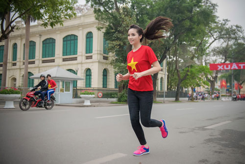Kỳ Duyên xinh đẹp rạng ngời trong ngày chạy vì sức khỏe - 6