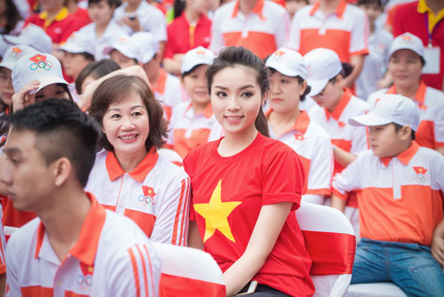 Kỳ Duyên xinh đẹp rạng ngời trong ngày chạy vì sức khỏe - 8