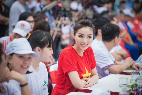 Kỳ Duyên xinh đẹp rạng ngời trong ngày chạy vì sức khỏe - 9