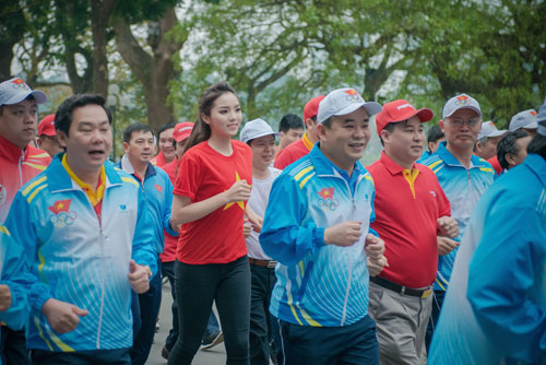 Kỳ Duyên xinh đẹp rạng ngời trong ngày chạy vì sức khỏe - 10