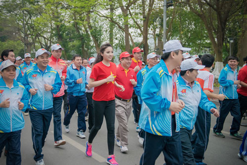 Kỳ Duyên xinh đẹp rạng ngời trong ngày chạy vì sức khỏe - 11