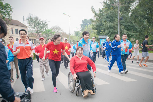 Kỳ Duyên xinh đẹp rạng ngời trong ngày chạy vì sức khỏe - 12