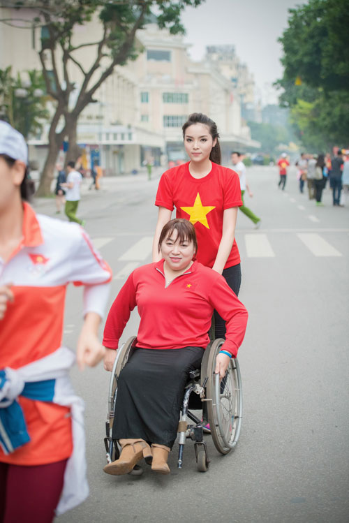 Kỳ Duyên xinh đẹp rạng ngời trong ngày chạy vì sức khỏe - 13