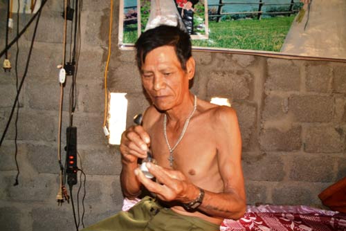 Nghệ An: Lạ lùng người đàn ông ăn cao xoa bóp - 1