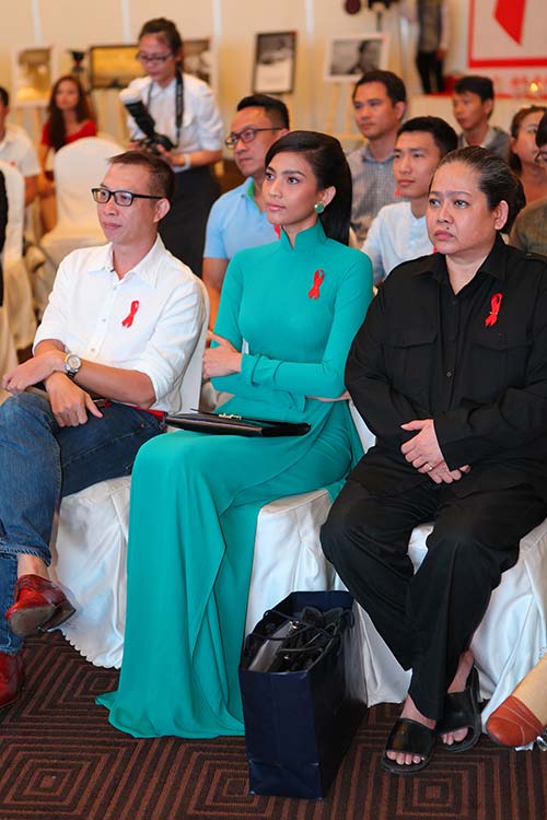 Mẹ Trương Thị May luôn theo sát con gái - 3