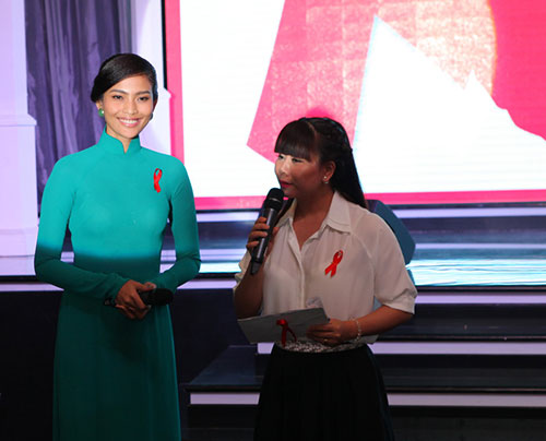 Mẹ Trương Thị May luôn theo sát con gái - 4