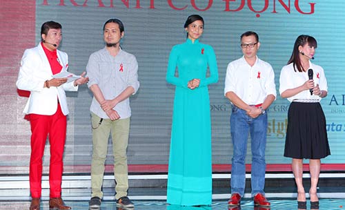 Mẹ Trương Thị May luôn theo sát con gái - 7