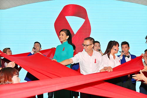 Mẹ Trương Thị May luôn theo sát con gái - 6