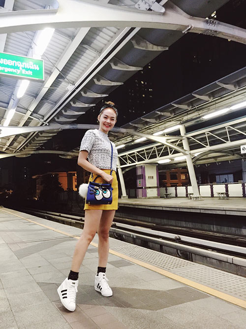 Sao Việt mê mệt đôi giày Adidas 2 triệu đồng - 1