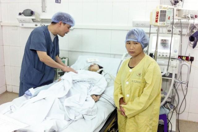 Mẹ ngồi trò chuyện bên giường bệnh con gái sống mà như chết - 1