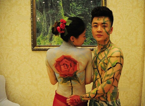 10 cặp đôi khỏa thân tham gia đám cưới tập thể - 9