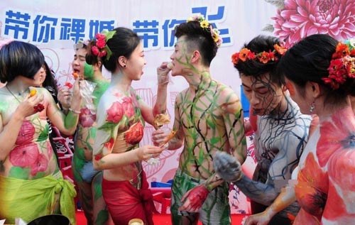10 cặp đôi khỏa thân tham gia đám cưới tập thể - 11