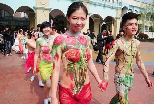 10 cặp đôi khỏa thân tham gia đám cưới tập thể - 13