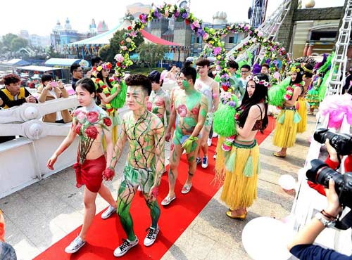 10 cặp đôi khỏa thân tham gia đám cưới tập thể - 3