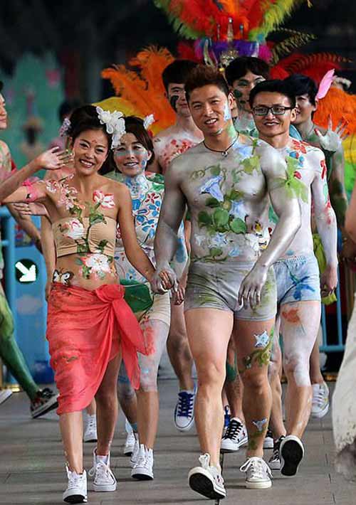 10 cặp đôi khỏa thân tham gia đám cưới tập thể - 4