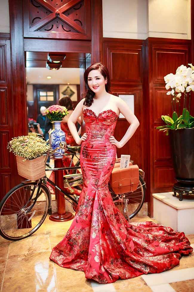 Hoa hậu Giáng My khoe nhan sắc 'không tuổi' trong đầm đuôi cá cúp ngực gợi cảm
