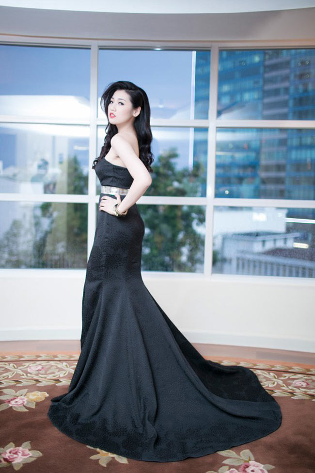 Hoa hậu Tú Anh diện đầm đuôi cá đen với phần đuôi xòe rộng đầy lôi cuốn
