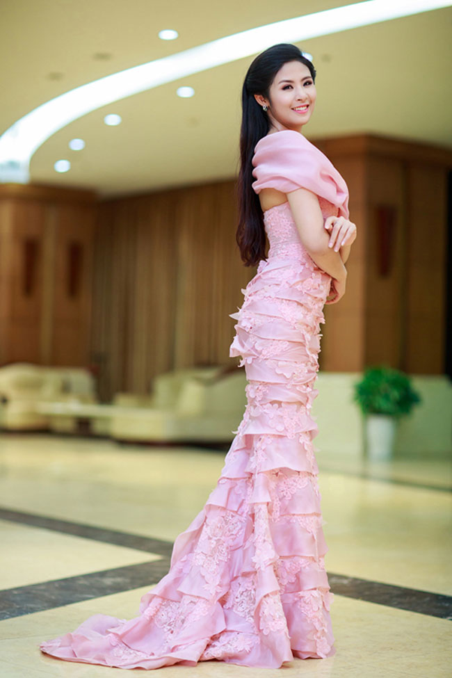 Hoa hậu Ngọc Hân chọn váy đôi cá hồng nhiều tầng đầy nữ tính
