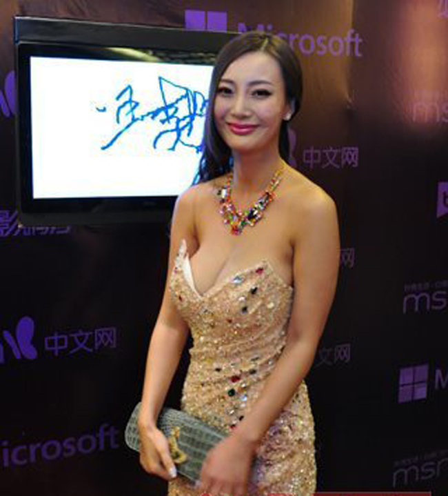 Với lợi thế ngực khủng, mặt xinh, diễn xuất tốt, không ngại nude, cô đang dần chiếm ngôi của dâm phụ Phan Kim Liên 2014 - Cung Nguyệt Phi.

