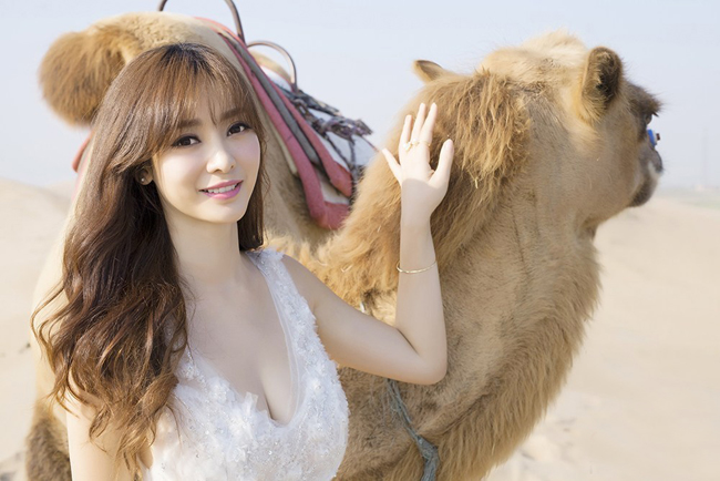 Cô được mệnh danh là 'Nữ hoàng sa mạc' sau khi tung ra bộ ảnh tuyệt đẹp chụp cùng lạc đà trên sa mạc. 
