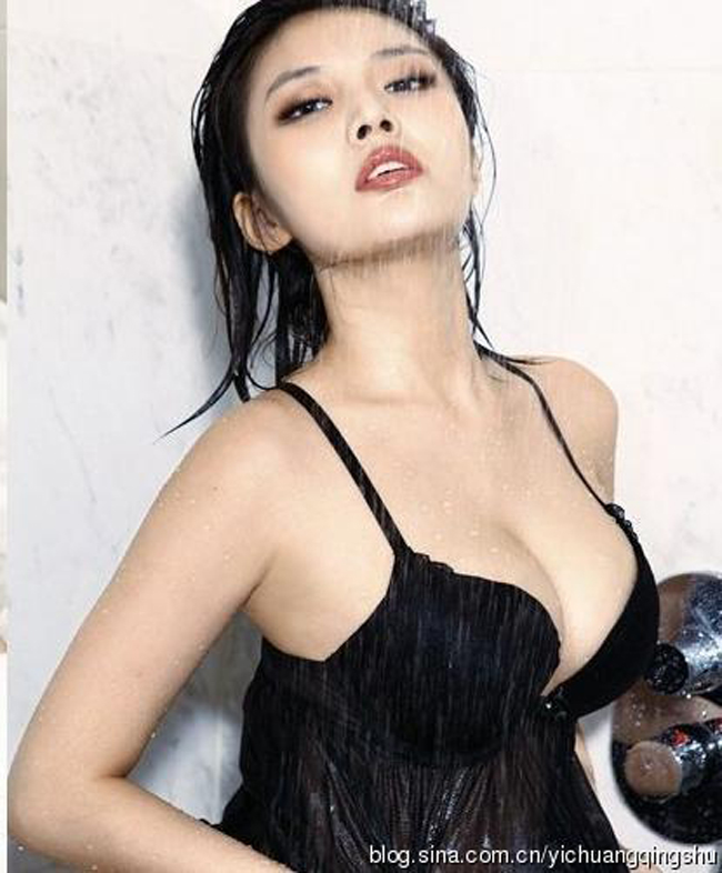 Hot girl sinh năm 1990 Xu Dongdong. 
