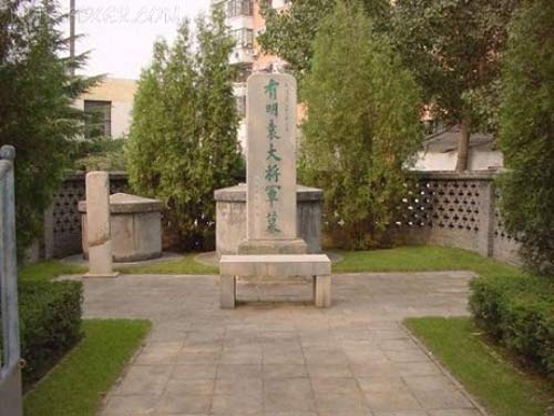 Cẩn thận động mồ mả do đường chạy quanh - 2