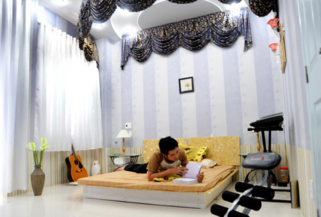 Phòng ngủ của Phi Hùng ở TP.HCM nhẹ nhàng. Những bức tường sọc giúp không gian trần nhà như cao hơn và hút mắt hơn.
