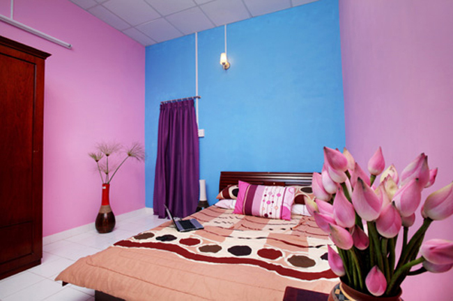 Phòng ngủ ở nhà vườn ngoại ô rực rỡ với hai màu xanh - hồng. Chàng ca sĩ không ngại trải nghiệm những gam màu nóng bỏng để tạo nên một không gian riêng ấn tượng.
