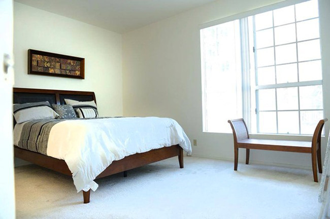Phòng ngủ của anh khá đơn giản và trang nhã. Cửa sổ kính trắng giúp căn phòng như giao hòa với nắng và gió của thiên nhiên.

