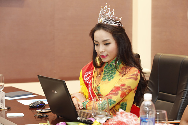 Hoa hậu Việt Nam 2014, Nguyễn Cao Kỳ Duyên sau khi đăng quang, nhan sắc và thời trang của cô khi đó là đề tài tranh luận của nhiều người
