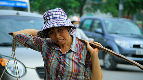 Người Hà Nội vật vã trong nắng nóng đầu hè - 13