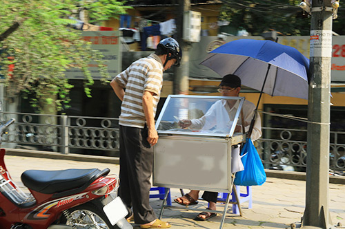 Người Hà Nội vật vã trong nắng nóng đầu hè - 7